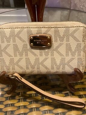 Michael Kors MK Jet Set Medium Wristlet Wallet